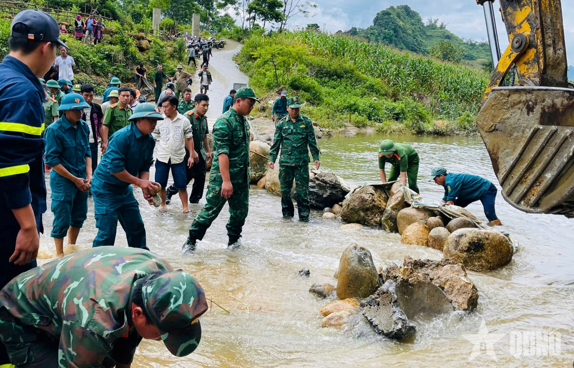 Lai Châu: Xuyên đêm tìm kiếm nạn nhân bị lũ cuốn trôi